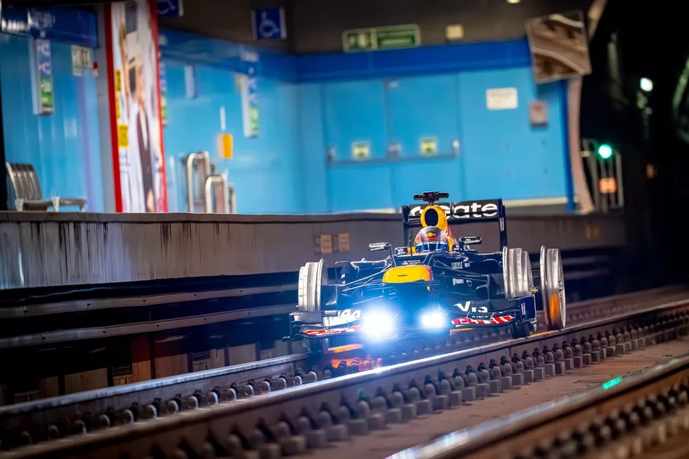 Patrick Friesacher pilote une Red Bull dans le m&eacute;tro de Madrid
