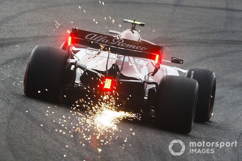 Kínai Nagydíj: látványos képek a második F1-es szabadedzésről - Ferrari, Mercedes, Red Bull...