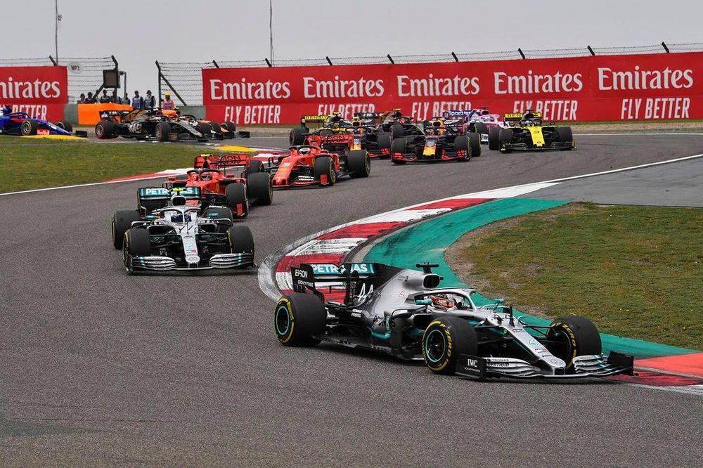 Lewis Hamilton, Mercedes AMG F1 W10, devance Valtteri Bottas, Mercedes AMG W10, Charles Leclerc, Ferrari SF90, Sebastian Vettel, Ferrari SF90, Max Verstappen, Red Bull Racing RB15, et le reste du peloton au départ