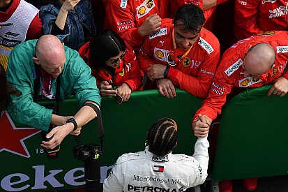 Így fogadták a győztes Hamiltont a Ferrari emberei Kínában: tisztelet