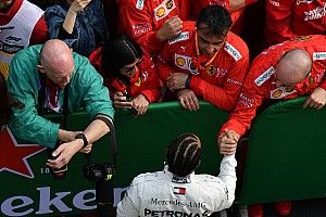 Így fogadták a győztes Hamiltont a Ferrari emberei Kínában: tisztelet