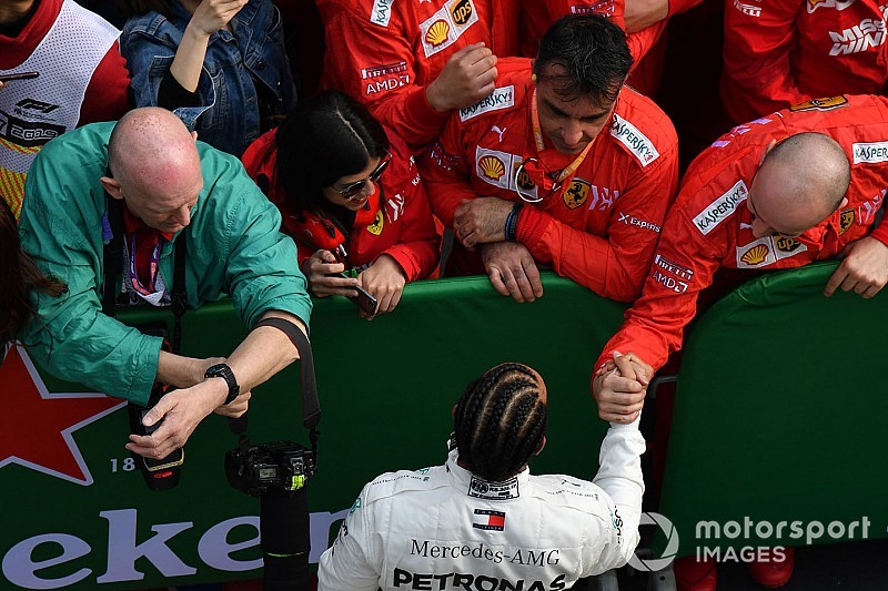 Így fogadták a győztes Hamiltont a Ferrari emberei Kínában: tisztelet