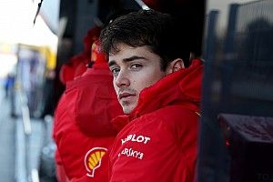 Hamilton: "No es justo esperar que Leclerc pelee por el título"