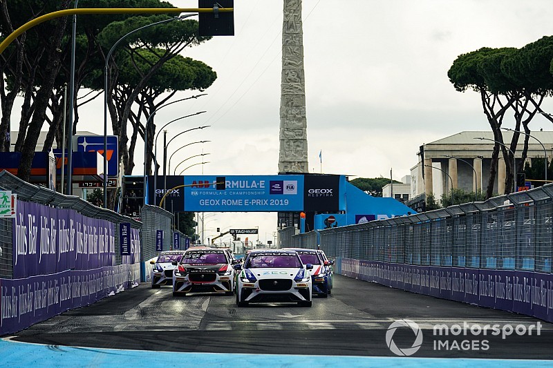Beltoise w VIP-owskim Jaguarze