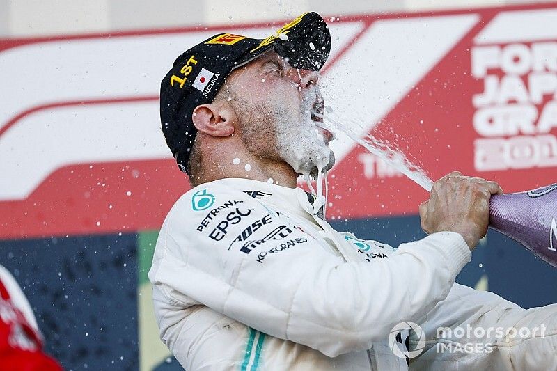 Race winner Valtteri Bottas, Mercedes AMG F1 celebrates on the podium with the champagne