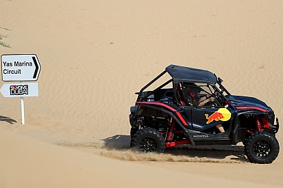 Video: Verstappen en Albon scheuren door de woestijn in Dubai