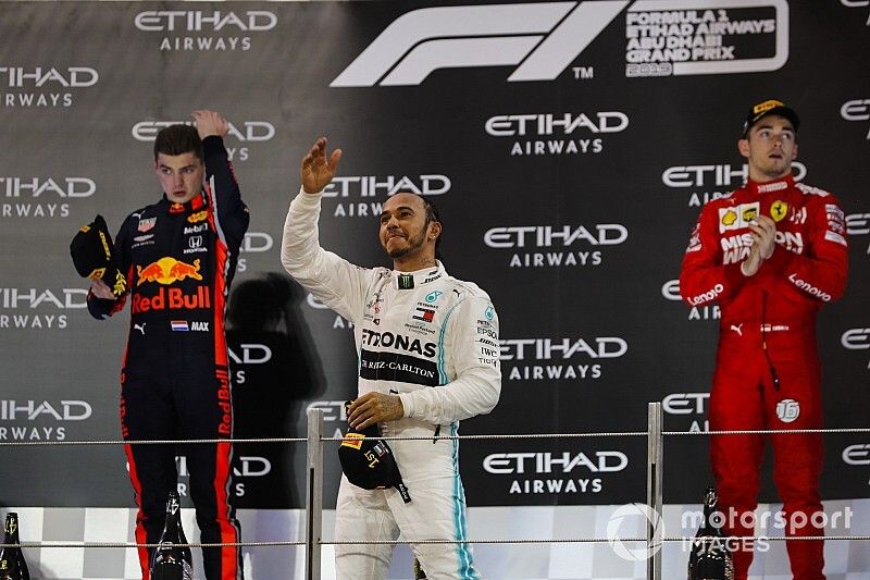 Podio: segundo lugar Max Verstappen, Red Bull Racing, ganador de la carrera Lewis Hamilton, Mercedes AMG F1, y tercer lugar Charles Leclerc, Ferrari