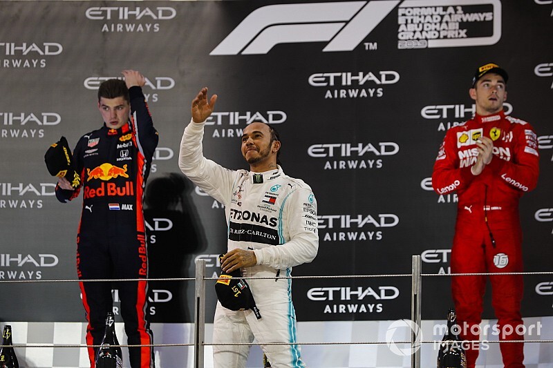 Hamilton cierra el año con victoria y Pérez en puntos