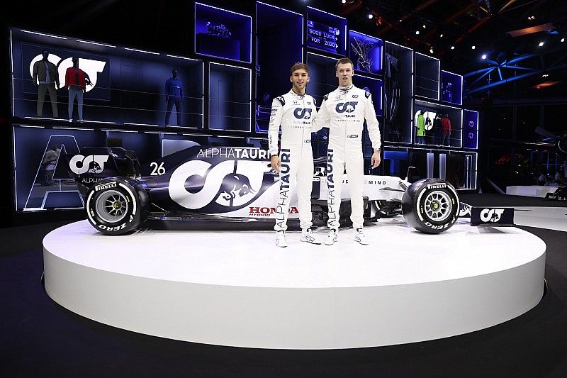 A nagy pillanat: pályán az AlphaTauri első F1-es autója (videó)