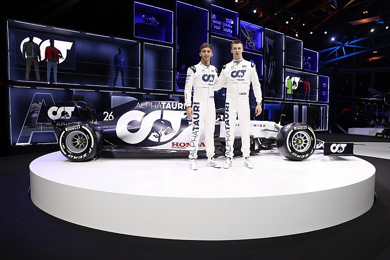A nagy pillanat: pályán az AlphaTauri első F1-es autója (videó)