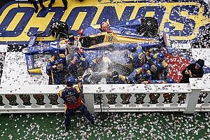 IndyCar Pocono: Balapan sempat terhenti, Rossi finis terdepan
