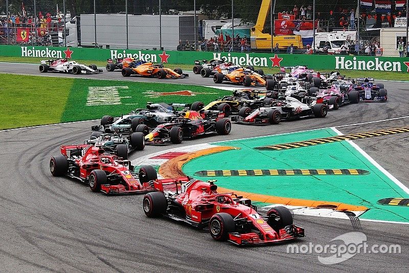 Hamilton centikre volt attól, hogy kilökje Vettelt a rajtnál