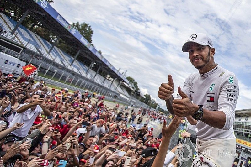 Race winner Lewis Hamilton, Mercedes AMG F1 celebrates with the fans 