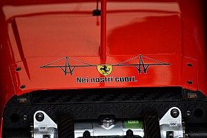 Ferrari recuerda a las víctimas del puente caído en Génova