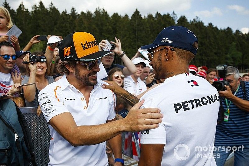 Fernando Alonso, McLaren, viene salutato da Lewis Hamilton, Mercedes AMG F1