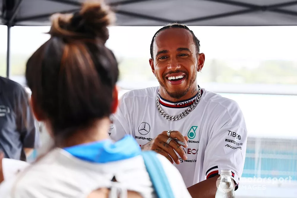 Lewis Hamilton, Mercedes-AMG, incontra alcuni fan
