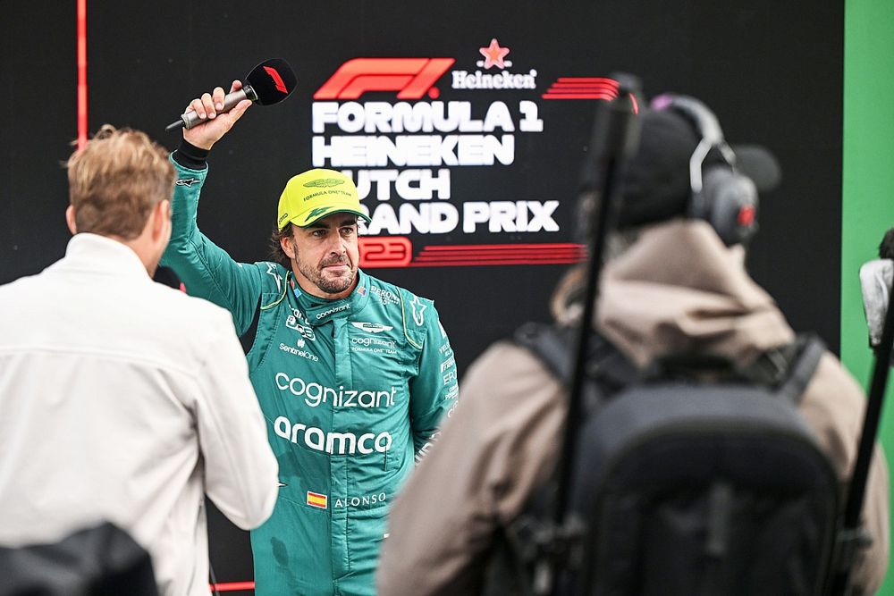 Fernando Alonso, Aston Martin F1 Team, 2ª posición, es entrevistado en Parc Ferme