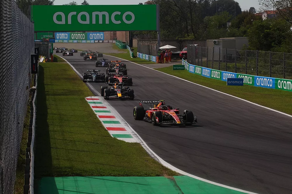 Acci&oacute;n de salida, Carlos Sainz, Ferrari SF-23 lidera