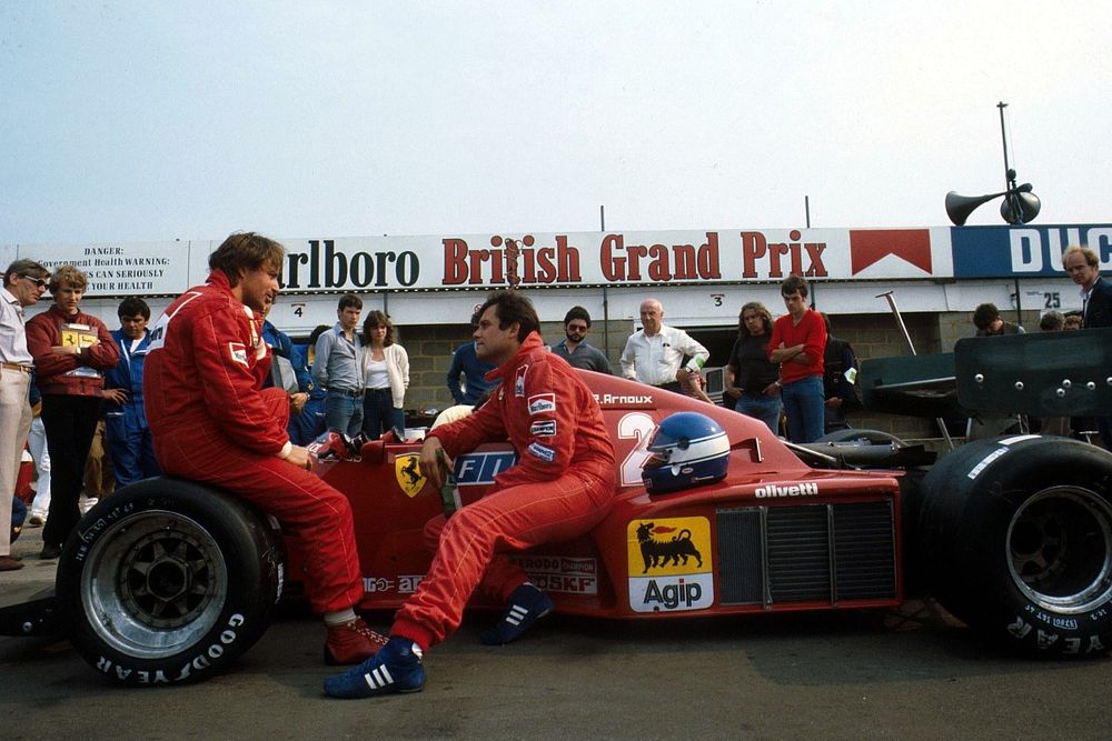 Los compa&ntilde;eros de equipo de Ferrari Ren&eacute; Arnoux, a la izquierda, y Patrick Tambay