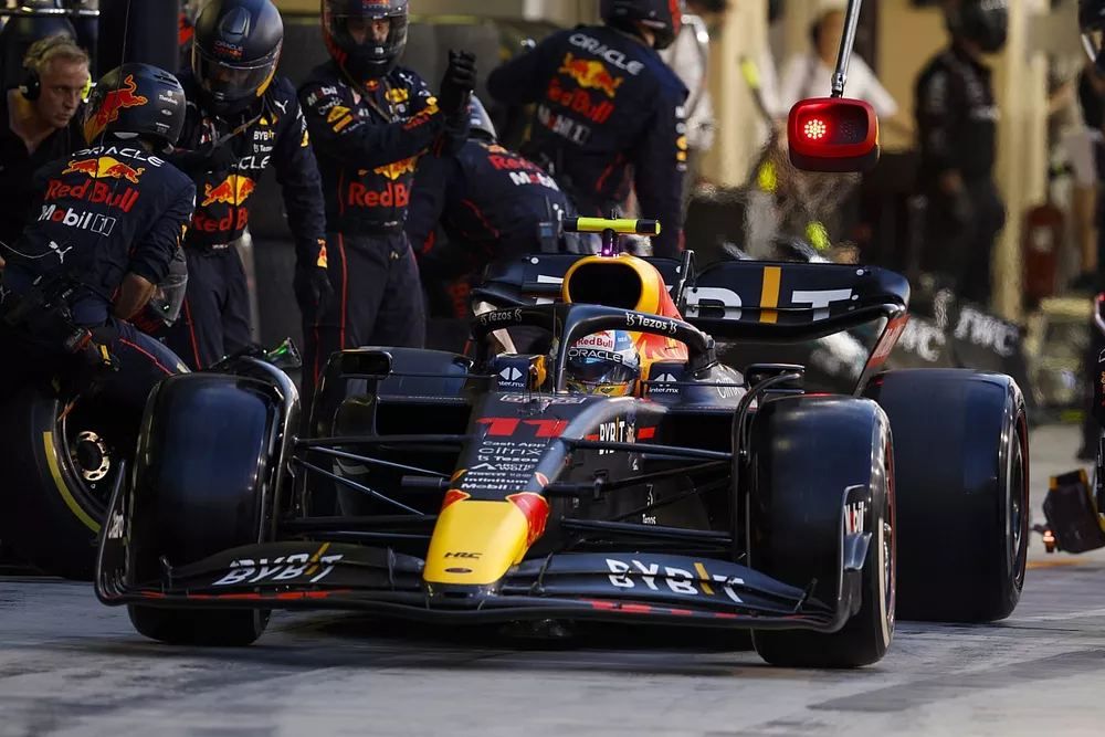 Sergio P&eacute;rez, Red Bull Racing RB18, sale de su box tras una parada