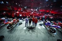 M&aacute;rquez, Mart&iacute;n o Lorenzo descubren los secretos de Ducati en 'La vida en rojo'