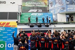 Verstappen krijgt uniek cadeau van monteurs na crash in Hongarije