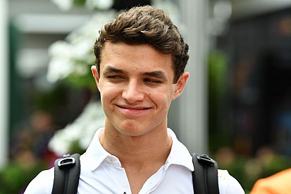 Норрис выиграл дебютную гонку в виртуальном IndyCar