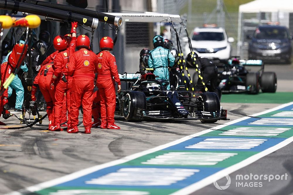 Valtteri Bottas, Mercedes F1 W11 EQ Performance, leaves the pits as Lewis Hamilton, Mercedes F1 W11 EQ Performance, arrives