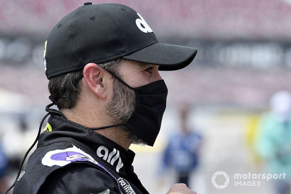 Jimmie Johnson dio positivo a COVID-19 y no correrá