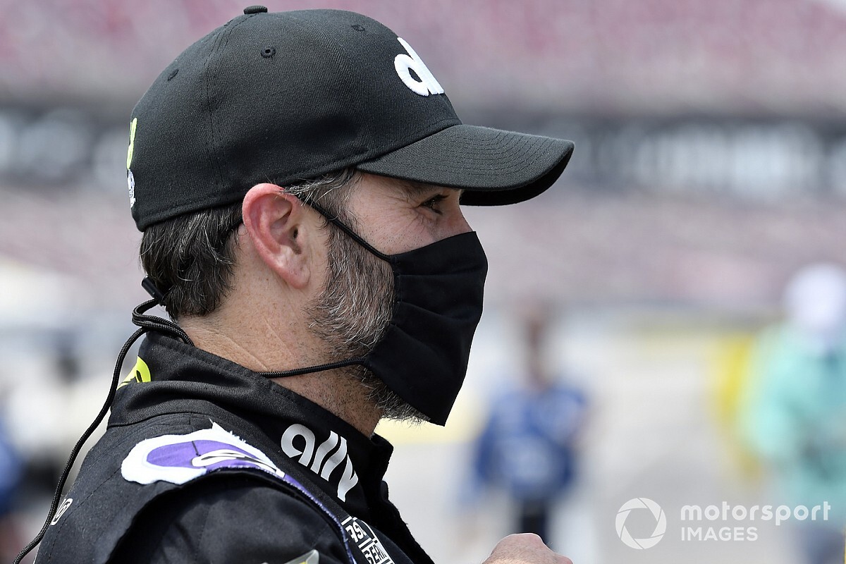 Jimmie Johnson dio positivo a COVID-19 y no correrá