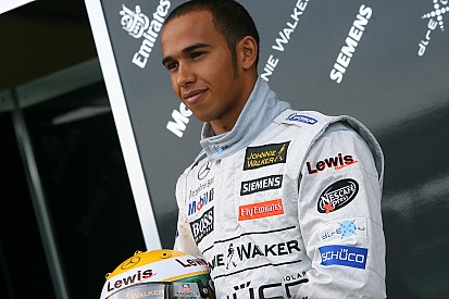 Hamilton 10 évre szóló szerződése a McLarennél, 13 évesen...