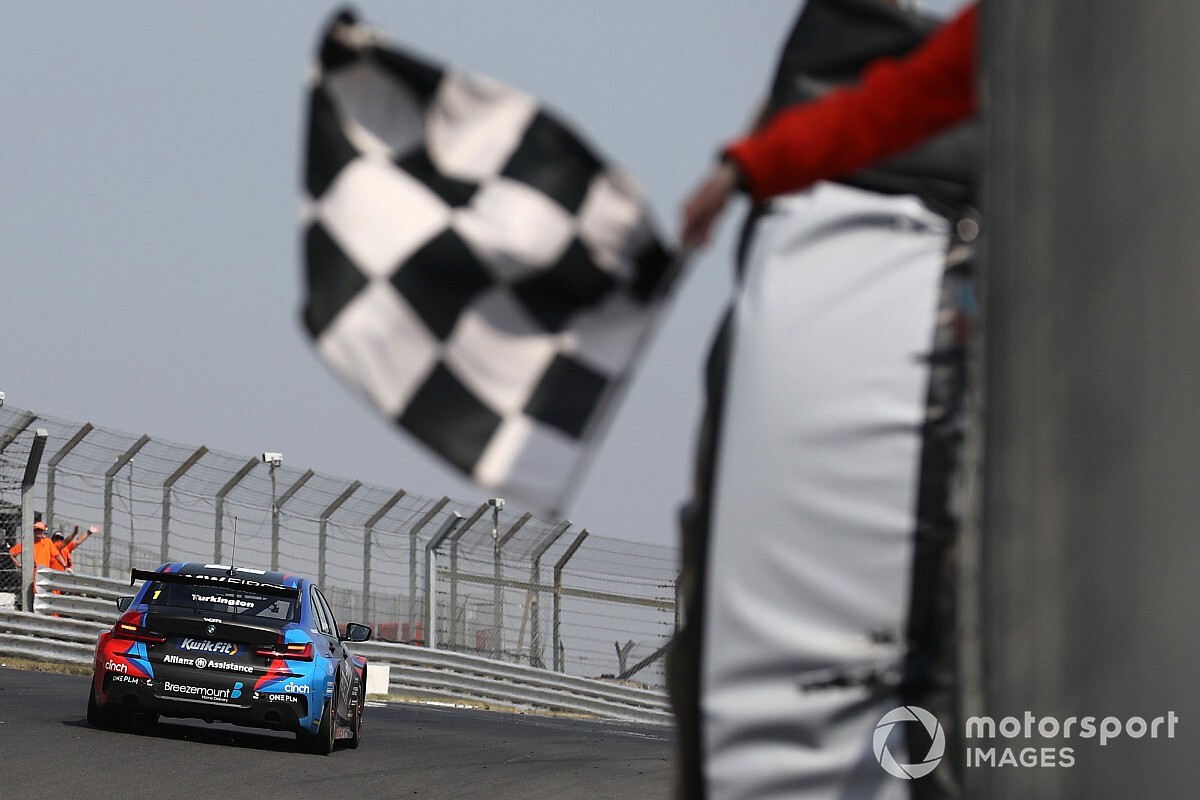 Brands Hatch BTCC: Turkington fends off Ingram for win