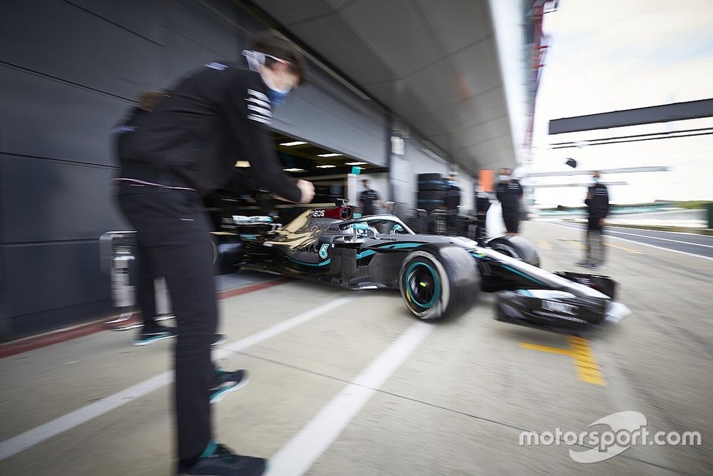 Hamilton ma F1-es autóval, Leclerc gokarttal tesztel