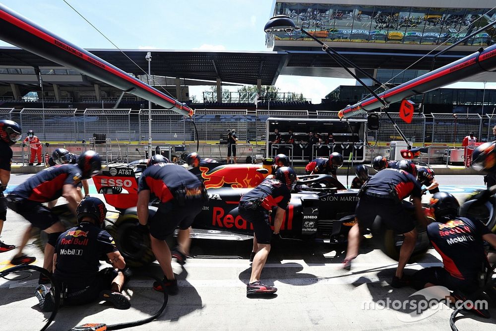 Albon Verstappenről: „A világ egyik legjobb versenyzőjétől tanulhatok”