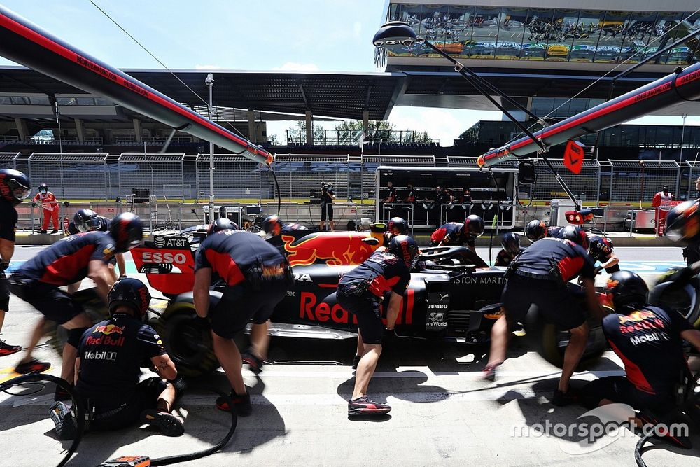 Pit stop practice with the car of Alex Albon, Red Bull Racing RB16