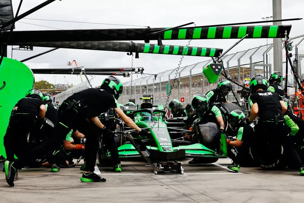 El equipo de Kick Sauber pic hace una parada en boxes en el coche de Zhou Guanyu, Kick Sauber C44 