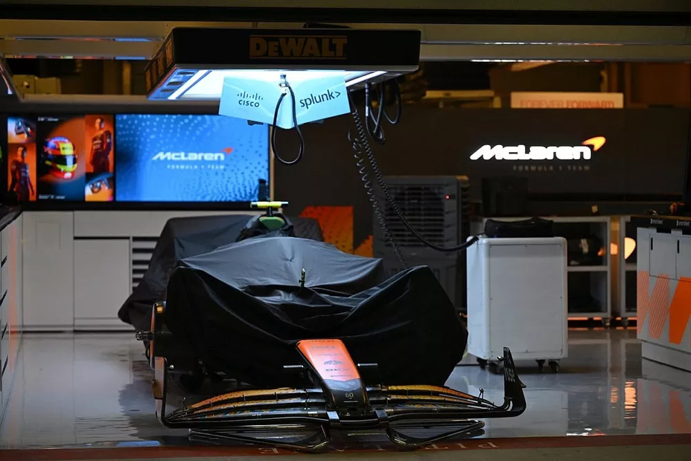 La McLaren MCL60 sotto una copertura in garage
