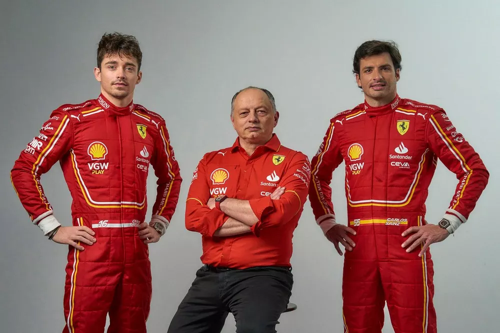 Charles Leclerc et Carlos Sainz avec Frederic Vasseur, directeur de la Scuderia Ferrari