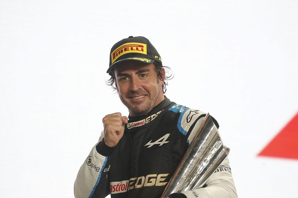 Fernando Alonso, Alpine F1, 3e positie, met zijn trofee