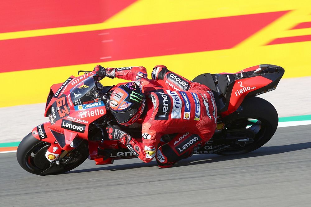 Баньяя выиграл прощальную гонку Росси в MotoGP