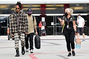 F1: Hamilton diz que é importante "vencer cada corrida ou maximizar pontos" na luta pelo título