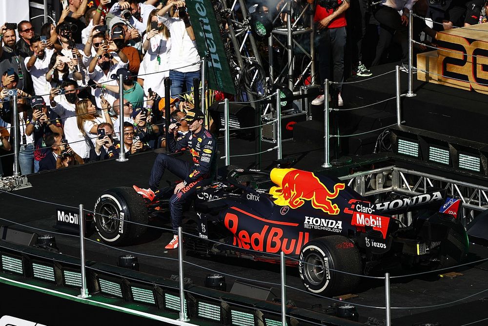 Le vainqueur Max Verstappen, Red Bull Racing RB16B, avec sa monoplace sur le podium