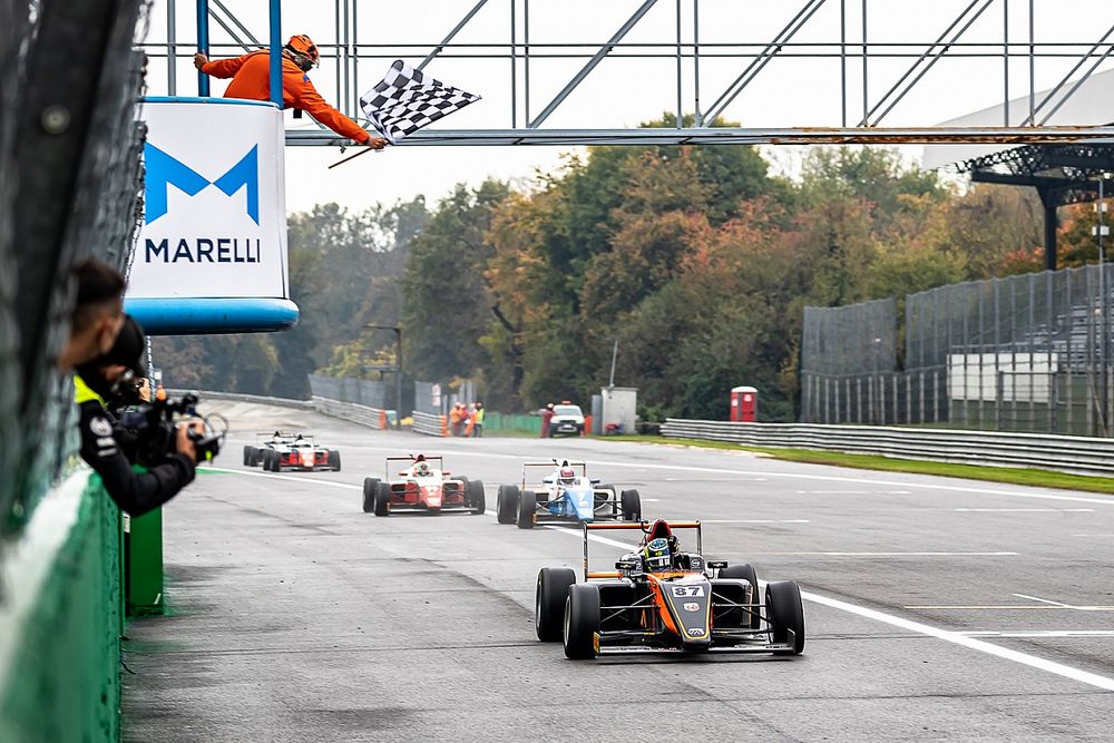 F4 | Monza, Gara 3: Bearman fa tripletta, Bedrin campione rookie