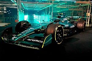 Aston Martin presentó su AMR22 con una decoración renovada