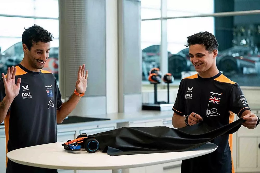 Daniel Ricciardo y Lando Norris con el McLaren F1 de LEGO&reg; Technic&trade;