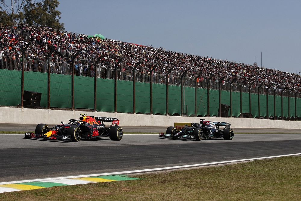 Sergio Perez, Red Bull Racing RB16B, Lewis Hamilton, Mercedes W12