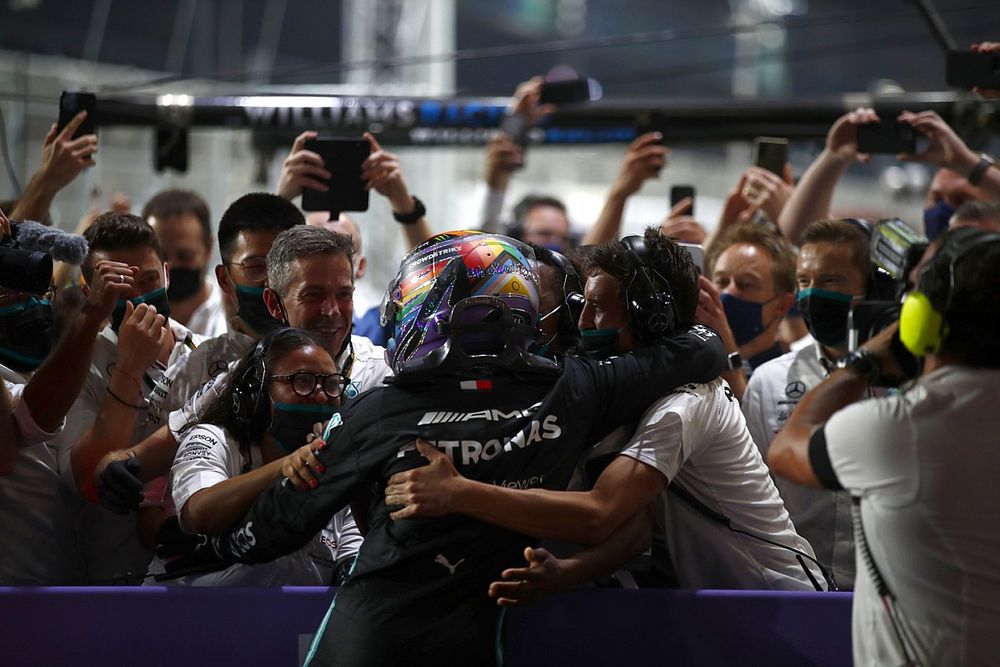 Hamilton egy minden eddiginél energikusabb Mercedest lát