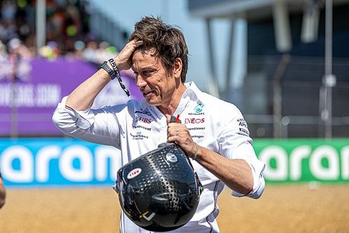 Wolff: De Vries podría haber sido opción para Red Bull ante Checo Pérez