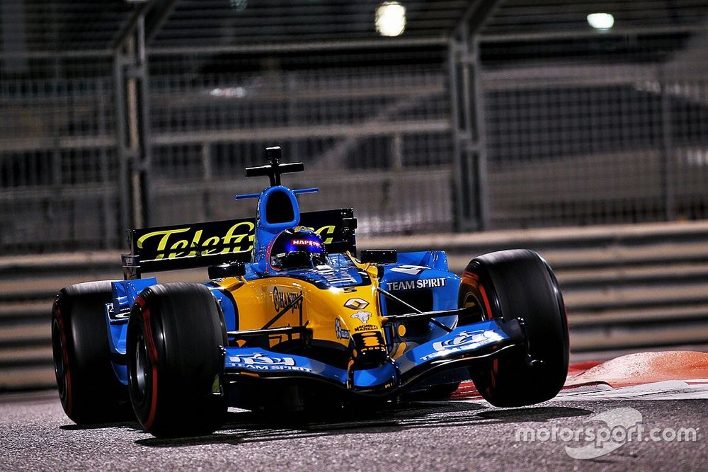Alonso brilló con el Renault R25 en la noche de Abu Dhabi