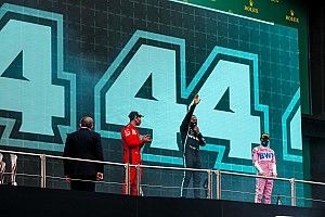 Hamilton neden 1 numara ile yarışmıyor?